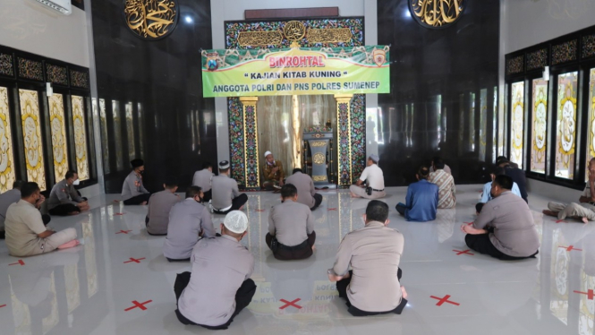 Kajian Kitab Kuning Bidayat al-Hidayah di Masjid Polres Sumenep, Jatim