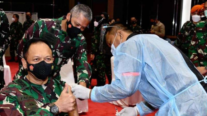 VIVA Militer: Marsekal TNI Fadjar Prasetyo menjalani proses vaksinasi