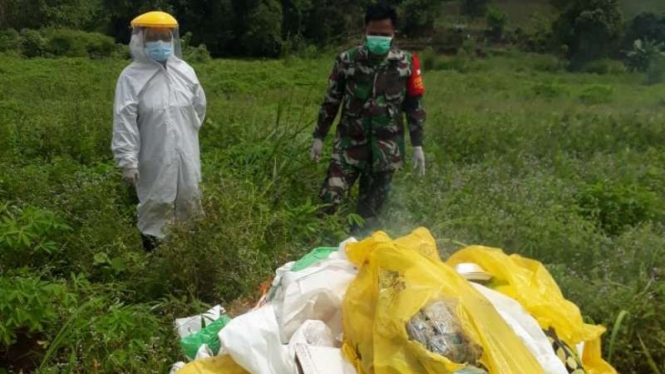 Aparat menemukan karung-karung berisi sampah bekas medis yang dibuang sembarangan di area persawahan di Bogor, Jawa Barat.