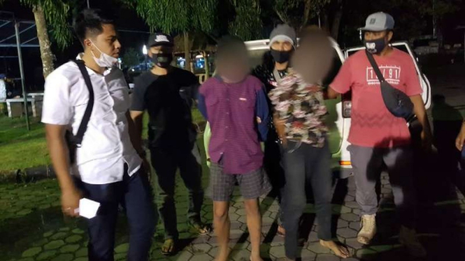 Polisi menangkap dua tersangka pembunuh sadis seorang waria di Lombok Tengah, Nusa Tenggara Barat.