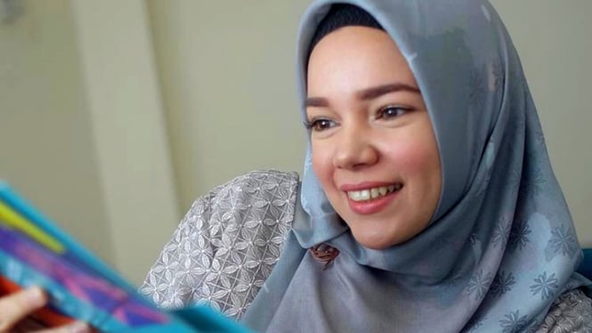 Sempat Dikira Pindah Agama dan Berpakaian Terbuka, Dewi Sandra Kini Fokus Pelajari Al Quran