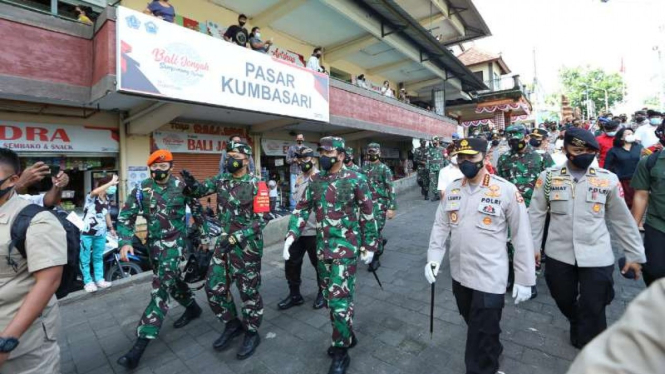 VIVA Militer: Panglima TNI dan Kapolri kunjungi pasar tradisional Badung, Bali