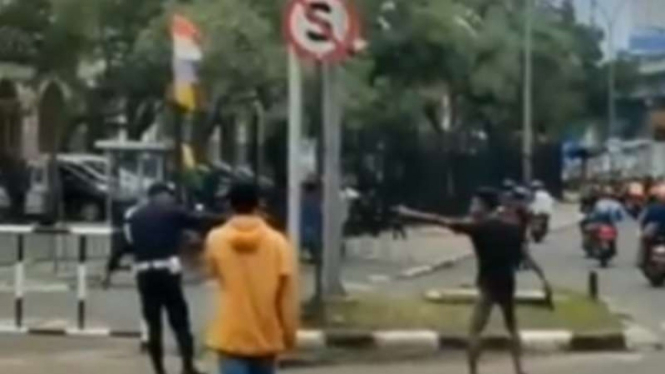 Seorang pemuda todongkan pistol ke warga di Cengkareng.