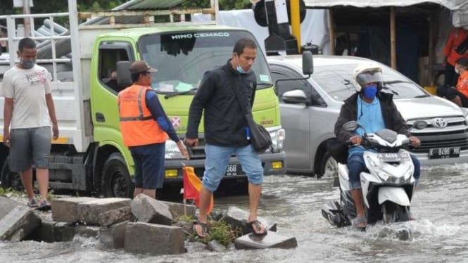 Banjir rendam jalur pantura Semarang-Demak