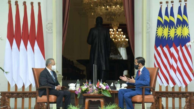 Presiden Jokowi saat berbincang dengan PM Malaysia Muhyiddin Yassin
