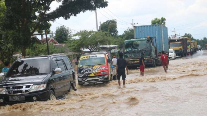 Lalu lintas jalur arteri Surabaya-Madiun di Jawa Timur tersendat karena banjir di Jombang sejak Kamis hingga Jumat, 4-5 Februari 2021.