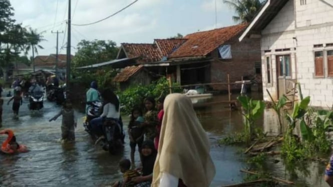 Ratusan rumah di Kampung Bulak, Pantai Harapan Jaya, Kecamatan Muara Gembog, Kabupaten Bekasi, Jawa Barat, terendam banjir pada Jumat, 5 Februari 2021.