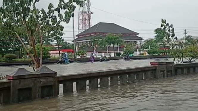 Banjir Semarang, Polisi Dapat Ikan Lele di Simpang Lima