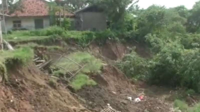 Tanah bergerak karena hujan di Bekasi.