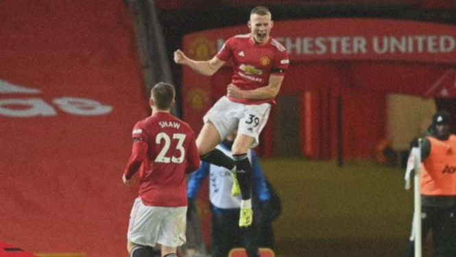 Pemain Manchester United, Scott McTominay rayakan gol.