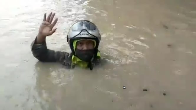 Anggota Polsek Ngaliyan Kota Semarang melaporkan ketinggian genangan air  