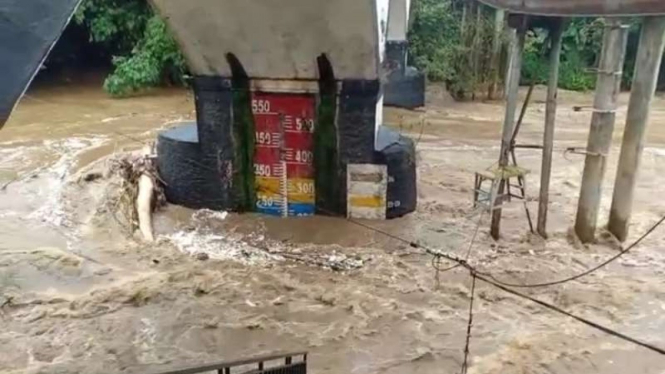 Debit air di Kali Ciliwung, Depok, Jawa Barat, dilaporkan terus naik sejak Minggu pagi, 7 Februari 2021, menyusul hujan deras di kota itu ditambah aliran air dari Bogor.