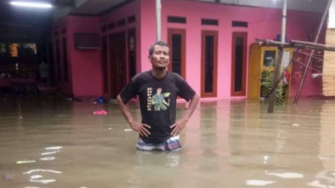 Guyuran hujan yang terjadi pada Sabtu malam, 7 Februari 2021, menyebabkan lima RT di Kampung Kaliabang Ilir, Kelurahan Pejuang Kecamatan Medan Satria, Kota Bekasi, Jawa Barat, dikepung banjir.