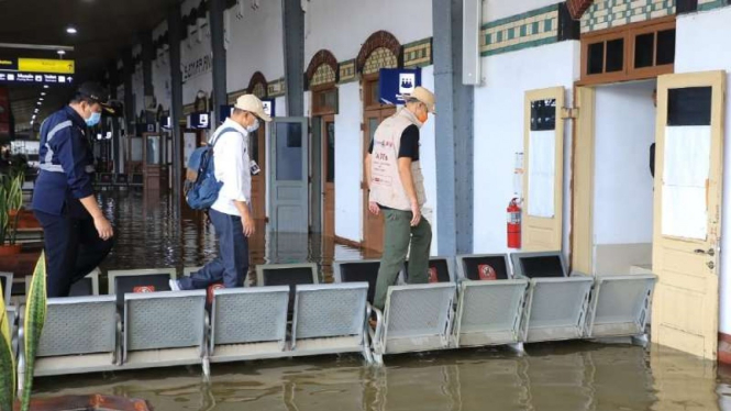 Stasiun Kereta Api Tawang di Semarang, Jawa Tengah, tergenang air banjir dan melumpuhkan lalu lintas kereta padaMinggu, 7 Februari 2021.
