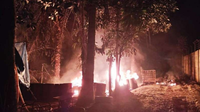 Dapur pengolahan minyak ilegal di Lingkungan I Kampung Lalang, Kelurahan Pekanbesitang, Kecamatan Besitang, Kabupaten Langkat, Sumatra Utara, meledak dan terbakar pada Sabtu malam, 6 Febuari 2021.