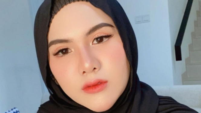 Penampilan Evelin Nada Anjani mengenakan hijab