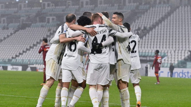 Pemain Juventus merayakan gol ke gawang AS Roma