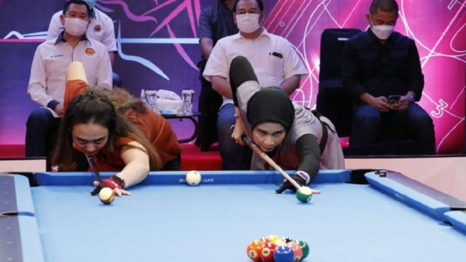 Hot Nine Billiard Tournament, Poppy Puspita (kanan) dan Nony Krystianti Andilah 