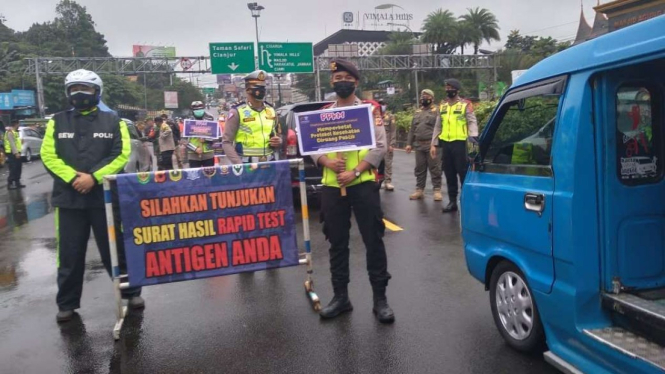 Penyekatan Satgas COVID-19 Kabupaten Bogor di Gadog, Ciawi.