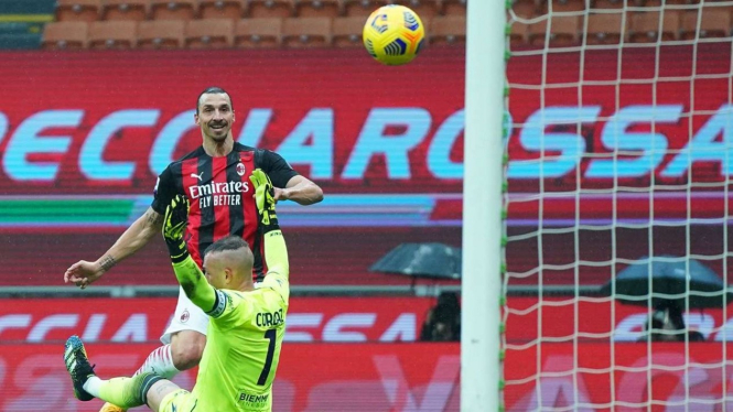 Bomber AC Milan, Zlatan Ibrahimovic saat membobol gawang Crotone