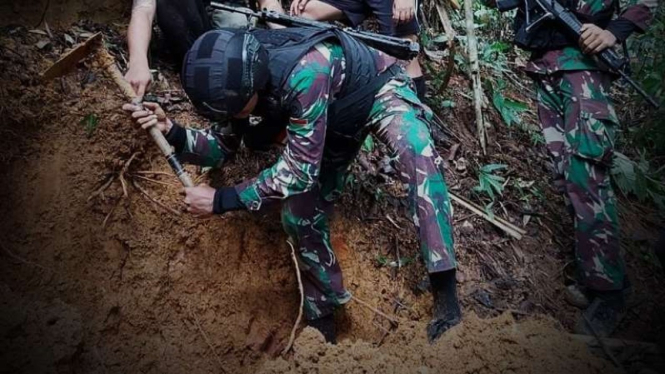 VIVA Militer: Prajurit Yonarhanud 16/SBC saat temukan harta Gurkha di hutan