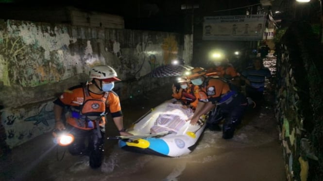 Tim SAR DKI Jakarta mengevakuasi lansia korban banjir di Kramat Jati, Jaktim
