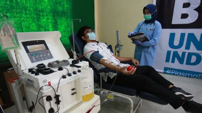 Aktivitas donor plasma konvalesen di kantor PMI Kota Padang, Sumatera Barat.