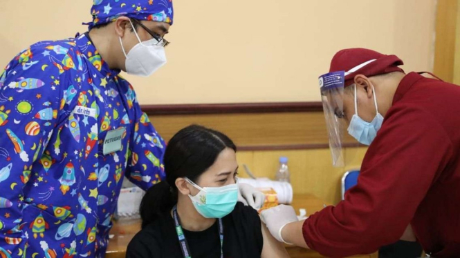 Vaksinasi Tenaga Kesehatan di Jawa Tengah
