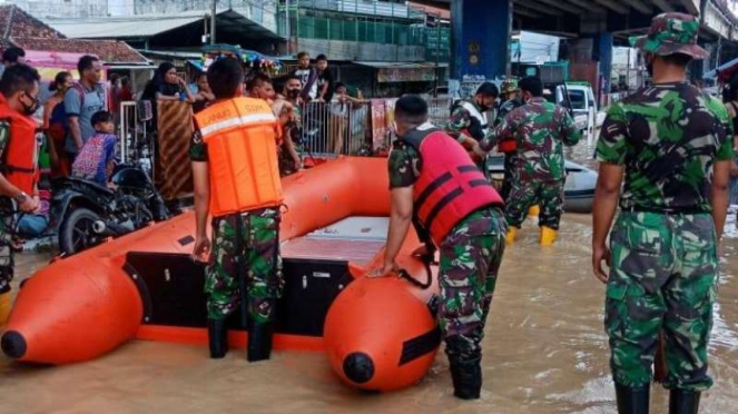 Viva militar: el equipo de movimiento de desastres de la Fuerza Aérea TNI ayuda a las víctimas de las inundaciones
