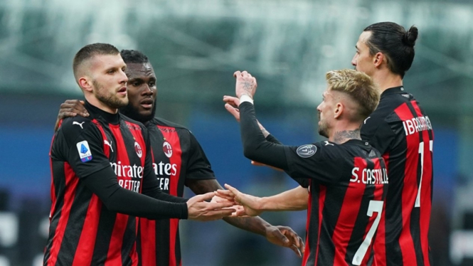 Pemain AC Milan merayakan gol