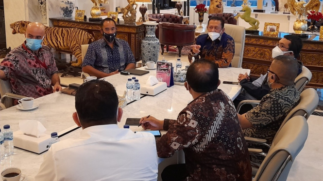 Pertemuan Ketum IMI Bambang Soesatyo dan Presiden Direktur tvOne Ardi Bakrie