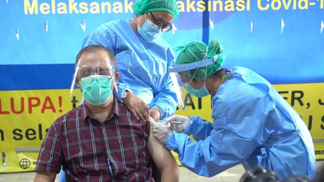 Nakes Lansia disuntik vaksin COVID-19 di Medan. (Foto ilustrasi)