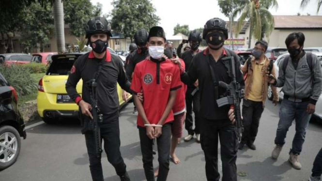 Pelaku pencurian sepeda motor TR saat digiring polisi