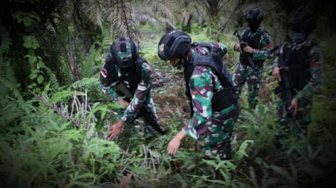 VIVA Militer: Pasukan Yonif 407 Padma Kusuma temukan benda ilegal.