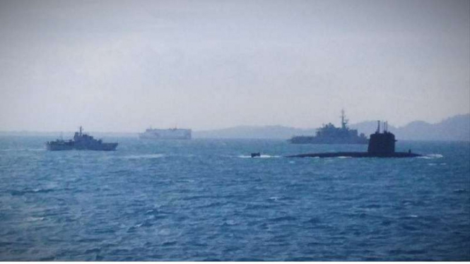 VIVA Militer: Kapal selam dan Fregate Prancis melintas di Selat Sunda