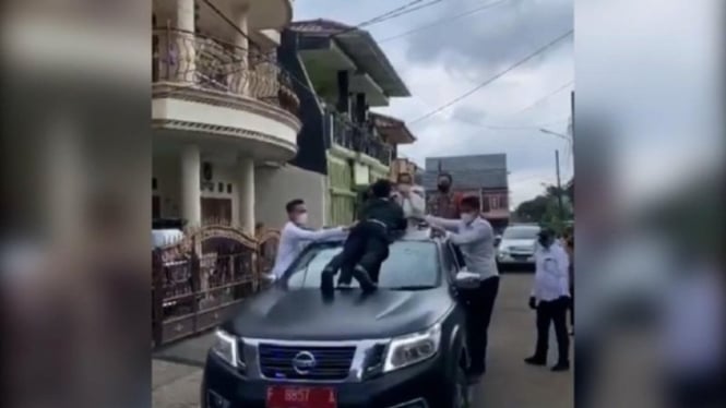 Viral staf Pemkot Bogor mengambil gambar Wali Kota dan Kapolres di atas mobil