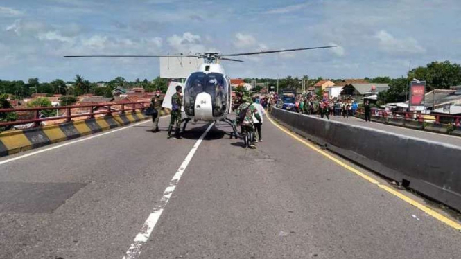 VIVA Militer: Helikopter TNI Angkatan Udara mendarat di jalan layang 
