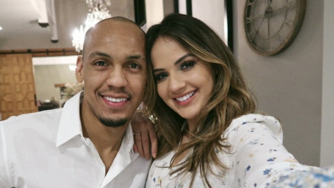 Pemain Liverpool Fabinho dan istri, Rebeca Tavares