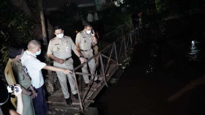 Anies sidak banjir di Kali Sunter.