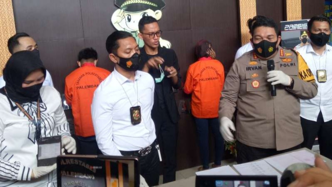 Polisi memperlihatkan pasangan suami-istri tersangka prostitusi dengan tiga orang alias threesome dalam jumpa pers di Markas Kepolisian Resor Kota Besar Palembang pada Rabu, 10 Februari 2021.