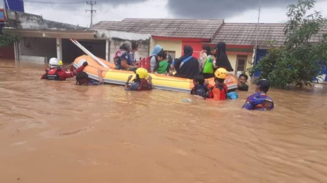 Satgana PMI dan BPBD mengevakuasi warga terdampak bencana banjir di Karawang