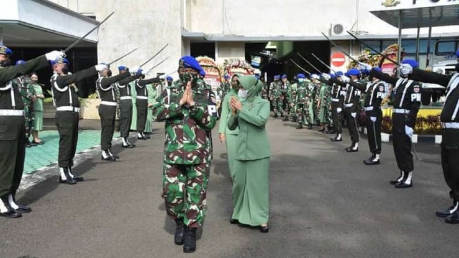 VIVA Militer: Upacara pelepasan Danpuspomad Letjen TNI Dodik Widjanarko  