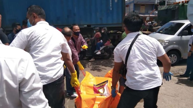 Polisi mengevakuasi mayat wanita dari parit di kawasan Soedarso, Kalbar.