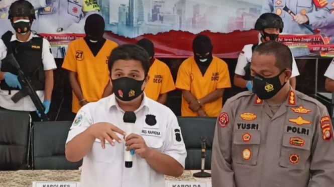 Kepolisian Resor Metropolitan Depok memperlihatkan para tersangka pengedar narkoba dan barang bukti sabu-sabu seberat 302 kilogram hasil pengungkapan dari sindikat jaringan lintas Sumatera-Jawa pada Rabu, 10 Februari 2021.