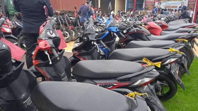 Kepolisian Daerah Jawa Timur merilis para tersangka dan barang bukti ratusan sepeda motor bodong alias tanpa dokumen yang akan diekspor secara ilegal ke Timor Leste Rabu, 10 Februari 2021.