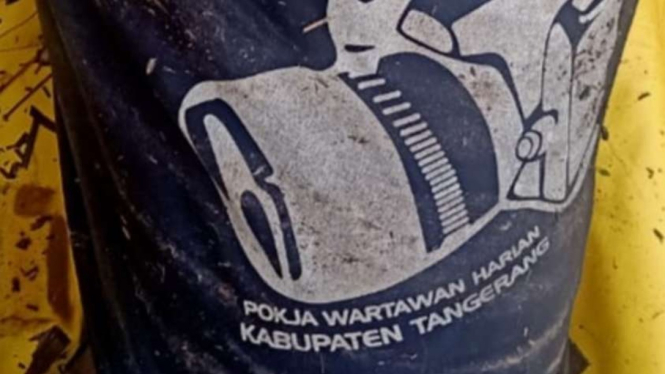 Mayat berkaos Pokja Wartawan Harian Kabupaten Tangerang ditemukan di sungai.
