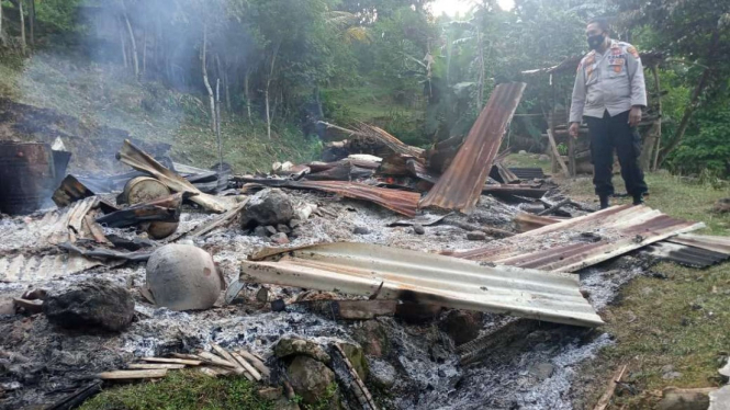 Rumah pasangan suami istri  yang dibakar di Kabupatan Bima, Nusa Tenggara Barat
