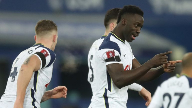 Bek Tottenham Hotspur, Davinson Sanchez