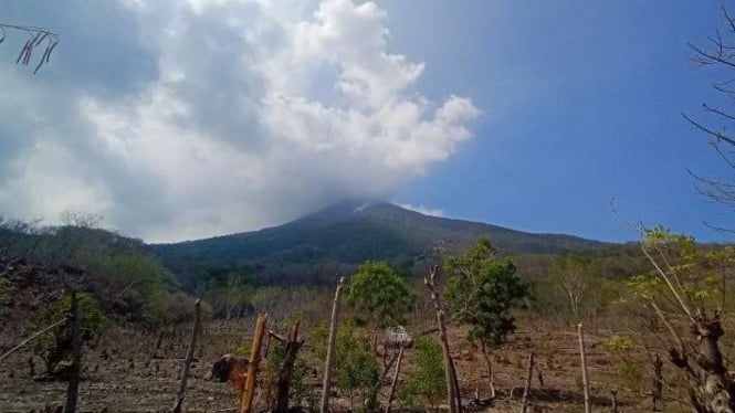 Gunung Lewotolok atau Ili Lewotolok di Kabupaten Lembata, Nusa Tenggara Timur.