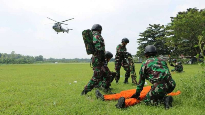 Pesawat TNI AU Tertembak, Yonko 462 Paskhas Diterjunkan Evakuasi Pilot